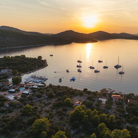 Beach House Danica - Resort & Tavern Bain, Free Transport, Pool, Island Of Zut - Kornati Pristanisce Exterior photo